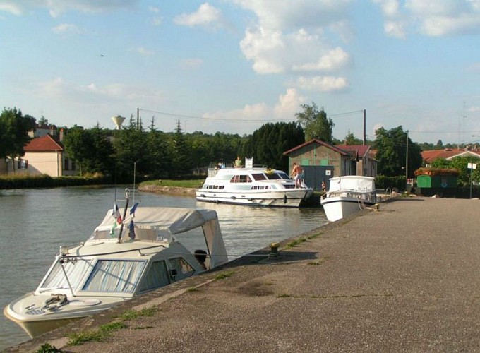 The marina of einville-au-jard