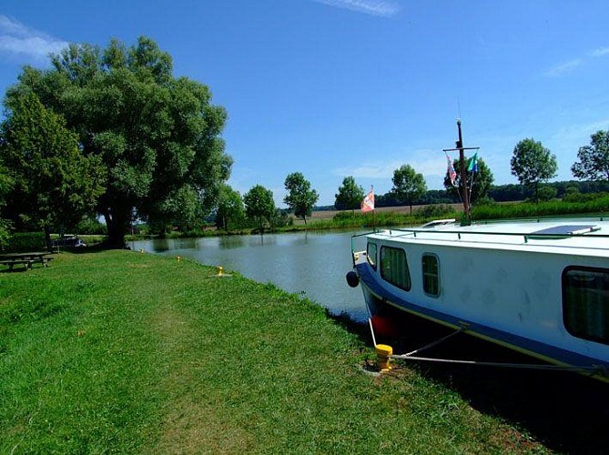 STÄDTISCHER CAMPINGPLATZ VON PARROY LE GRAND BREUIL