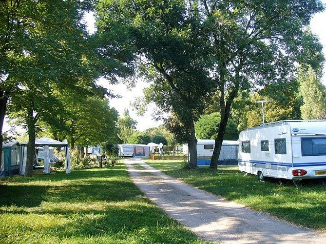 STÄDTISCHER CAMPINGPLATZ LE PASSE TEMPS DE BAYON