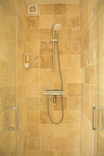 VERS L'ORIENT douche rez-de-chaussée