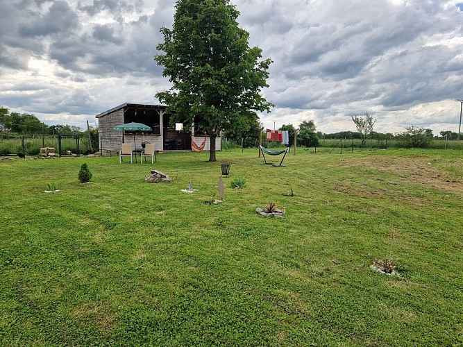 Jardin avec hamac et balancelle