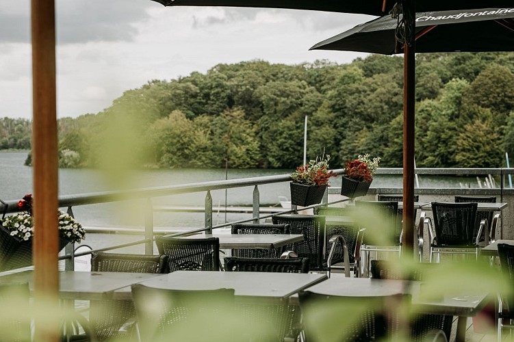 Terrace of Le Tri-Marrants in Froidchapelle