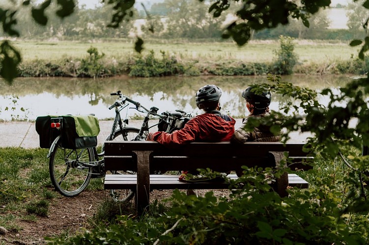 Cyclistes le long de la Sambre