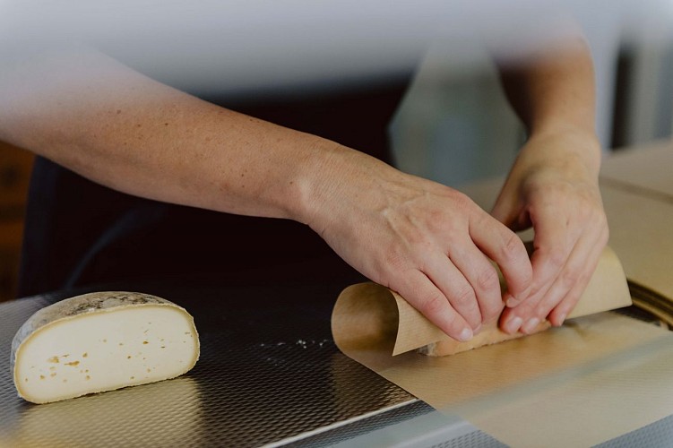 Verpakking van de kaas in La Ferme Des Queuwys in Froidchapelle