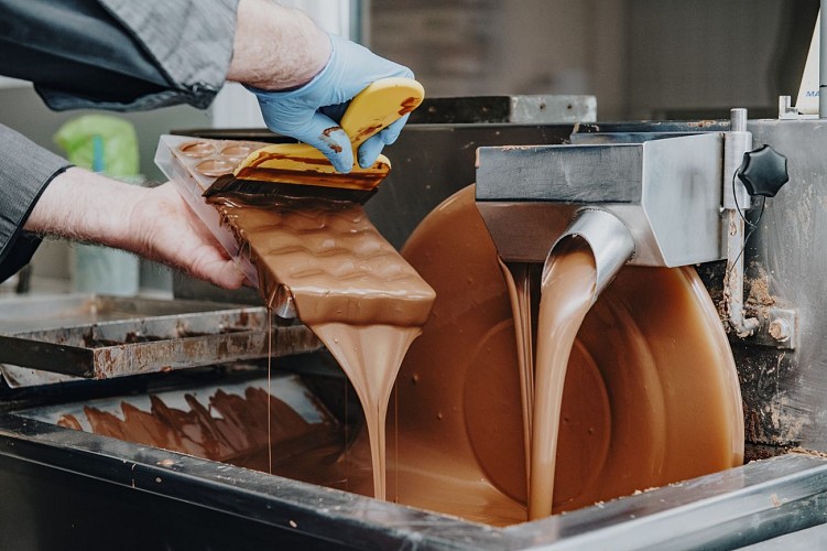 Fabrication du chocolat à la chocolaterie Vanlieff's à Walcourt