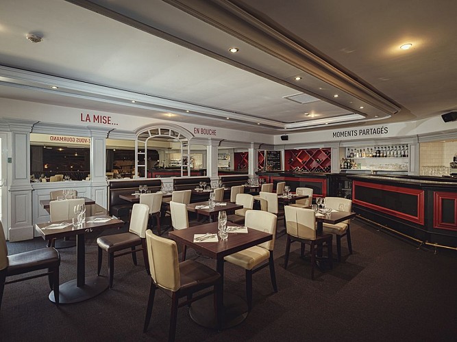 restaurant-casino-salle-tables-saint-aubin