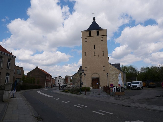 Rue des Charons et Eglise romane Saint-Sulpice