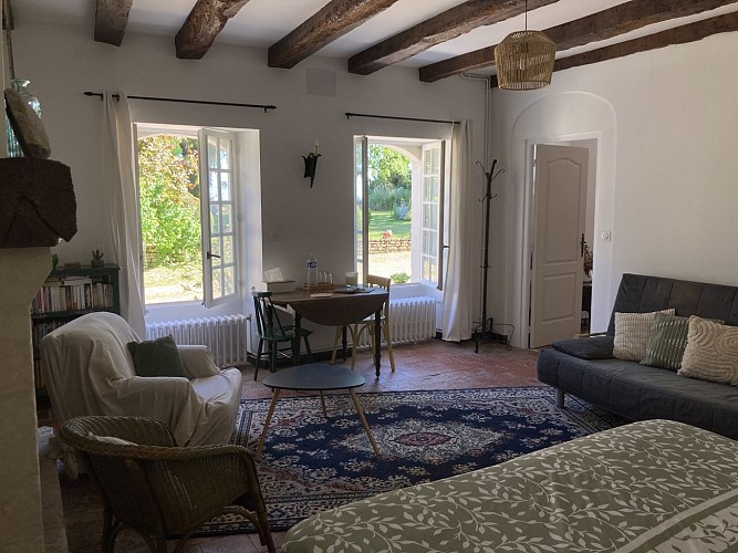 Espace détente avec fauteuils et banquette