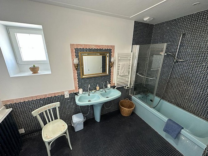 Salle de bain avec baignoire-chouche 