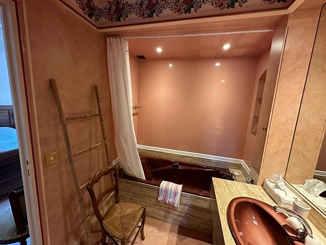Grande salle de bain avec baignoire-douche