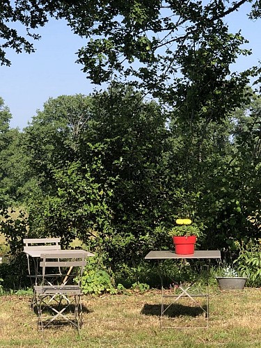 prendre une boisson sous les arbres à la ferme de fardissou