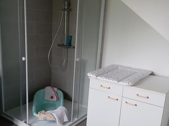 Gîte les Hirondelles à Lénault - salle d'eau