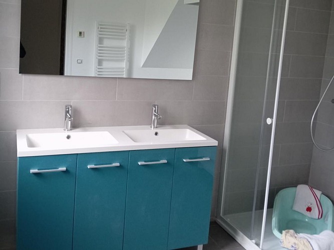 Gîte les Hirondelles à Lénault - salle d'eau 2