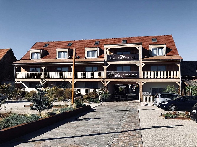 vu extérieure avec parking Chambre double de l'Hôtel le Dormeur-Schloffer à Dorlisheim