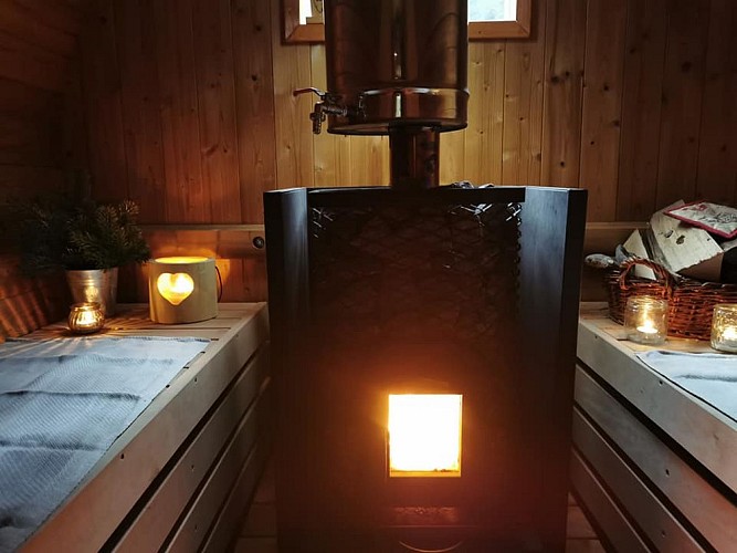 L'intérieur du sauna appartenant à notre spa nordique du Jardin du Nideck à Oberhaslach