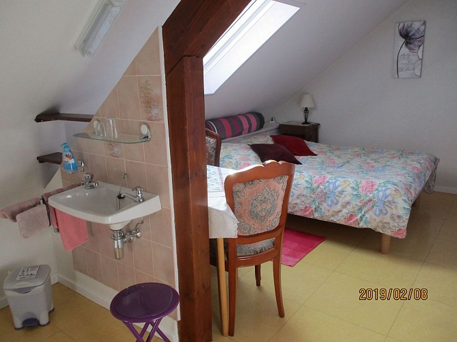 chambre lilas avec salle de  bain  privé mais  sur le palier,  un lavabo dans  la  chambre  et la  T.V
Prix  2 pers; 68 € ou 66 € à partir de 4 nuits
Prix  1 pers,  58 € ou  56 € à partir de 4 nuits
