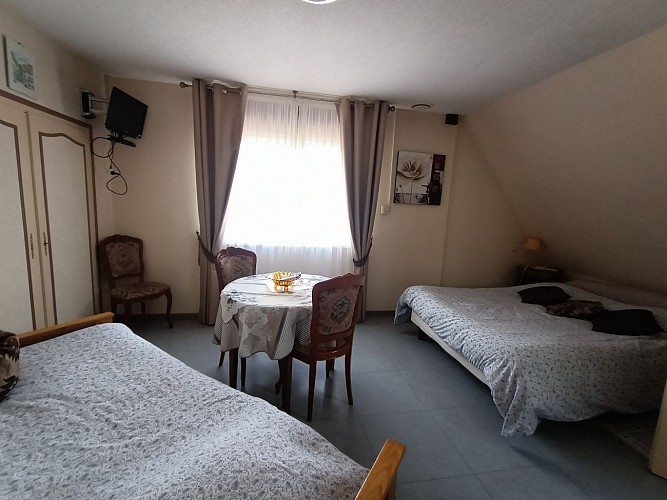 Chambre     BRUNE , un lit double + deux lits gigognes,    douche et W.C privatifs  dans la  chambre   T.V
Prix  70 €  ou  68 € à partir de 4 nuits  2 pers. et 90€ ou 85€ si 3 pers.
Prix  4 personnes  100€ ou 95 €   à partir de 4 nuits