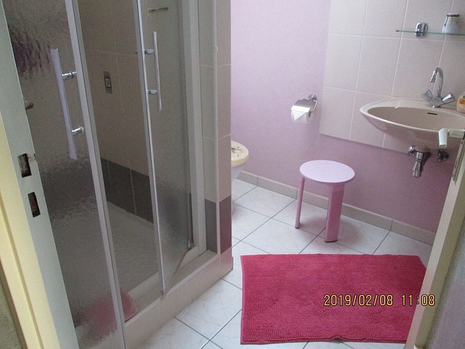 Salle de bain  de la chambre lilas  privée mais qui est  sur le palier,  la porte  juste en  face de la  chambre.
