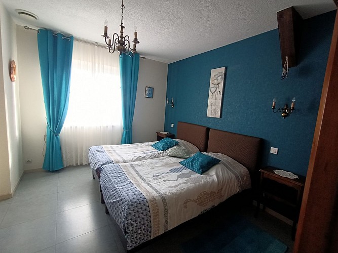 Chambre   BLEUE,    2  lits jumeaux,   Douche et W.C  privatifs  dans  la  chambre.  T.V
Prix  72 € ou 70 € à partir de 4 nuits  PDJ  inclus