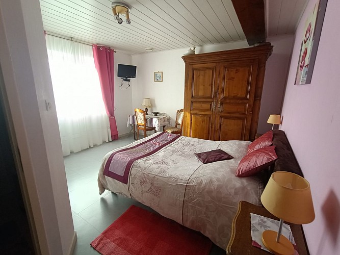 Chambre    Rose    un lit double,  douche  et W.C privatifs  dans  la  chambre. , T.V
Prix 70€ ou 68 € à partir de 4 nuits, ;  1 pers. 60  € ou 58 € après  4 nuits