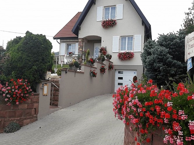 notre maison  fleurie, entrée vers le parking  derrière la maison
