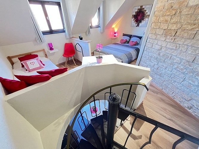 grande chambre avec un lit 2 personnes et un lit une personne