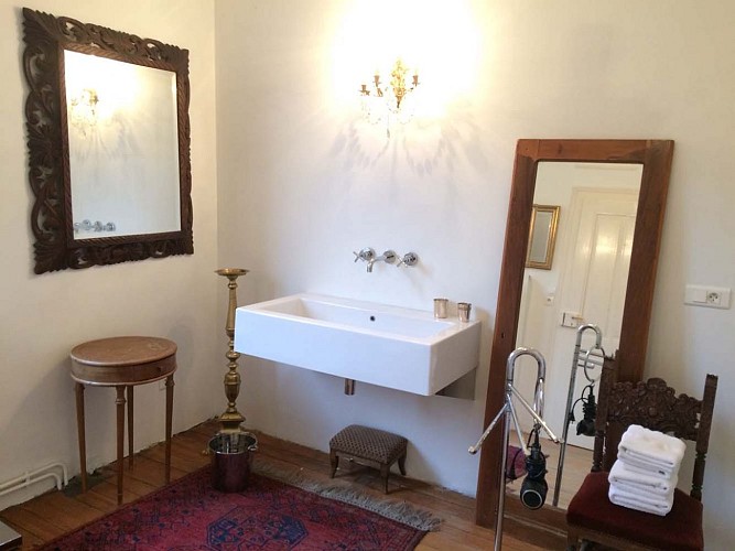 Salle de bain au Six à Altorf