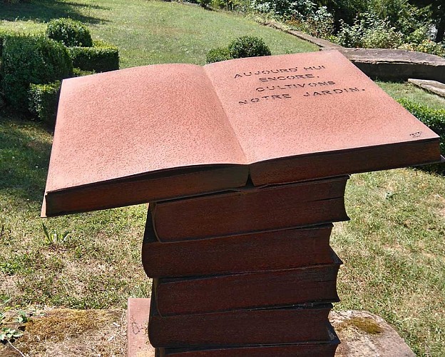 Le livre ouvert en acier du Jardin folâtre à Dinsheim-sur-Bruche
