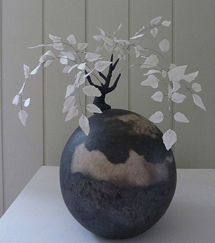 1--Ennuagee---gres-enfume-metal-argente-et-porcelaine---Aquatinta