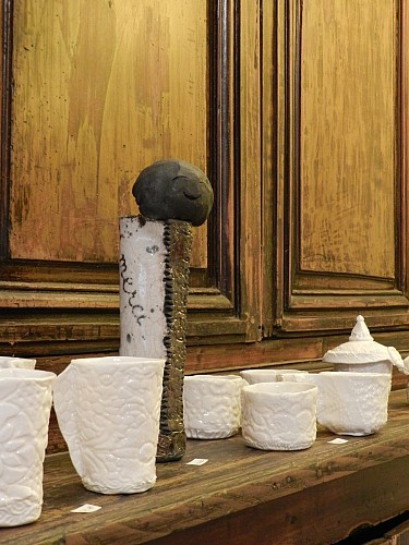 sculpture sourire et tasses