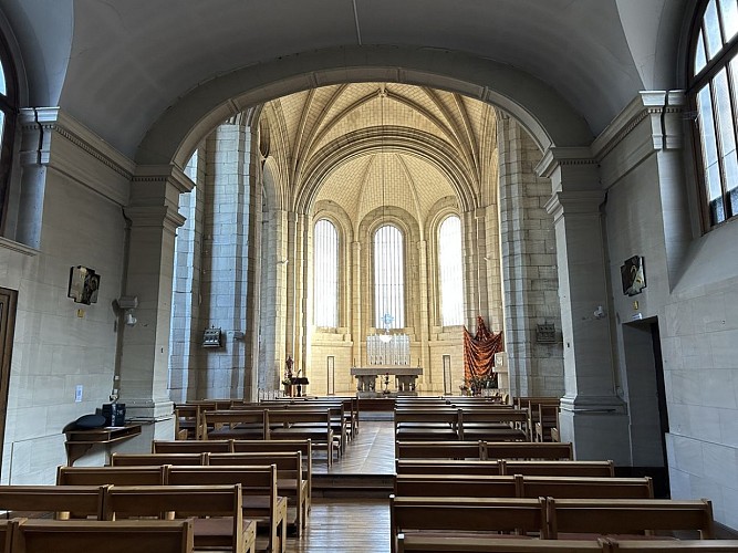 chapelle-lalique-interieur-vue-grand-angle-douvres