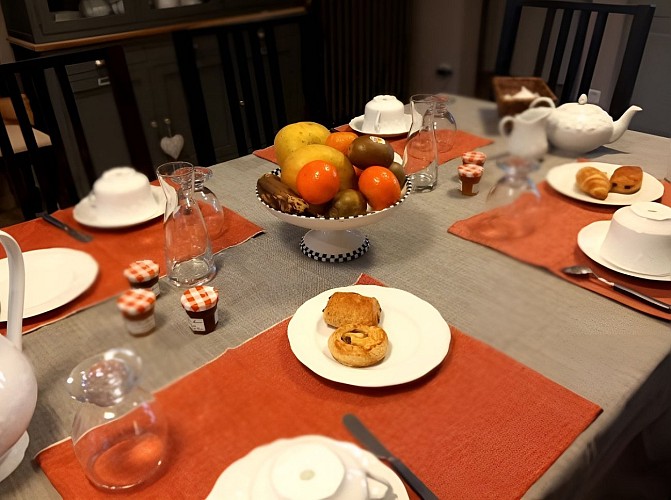 table petit déjeuner chambre de la Baie Sallenelles