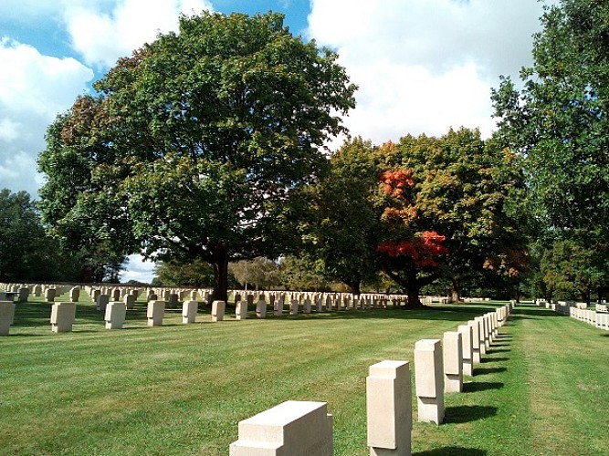 vue arbres début automne et croix du cimetière militaire allemand © Julien Chevalier, conservateur