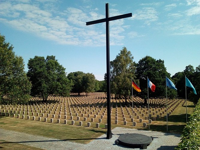 vue croix et drapeaux du cimetière militaire allemand © Julien Chevalier, conservateur
