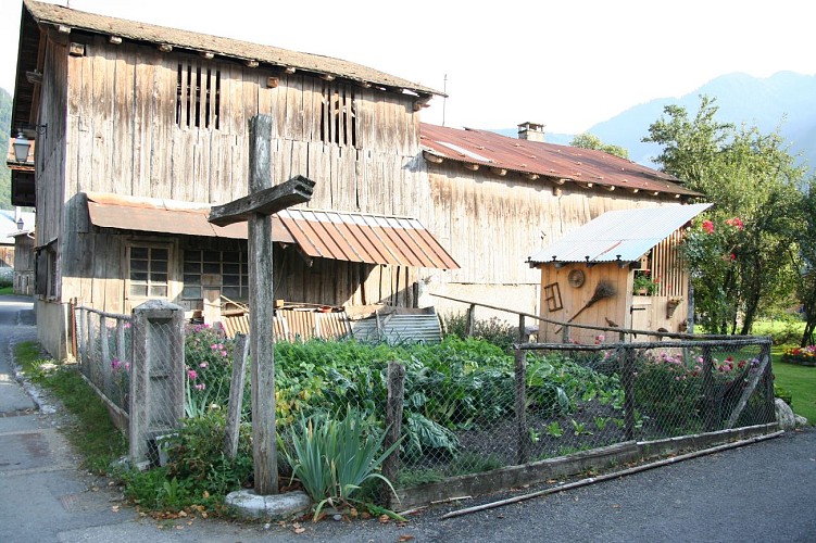 Le village des Vallons et sa chapelle