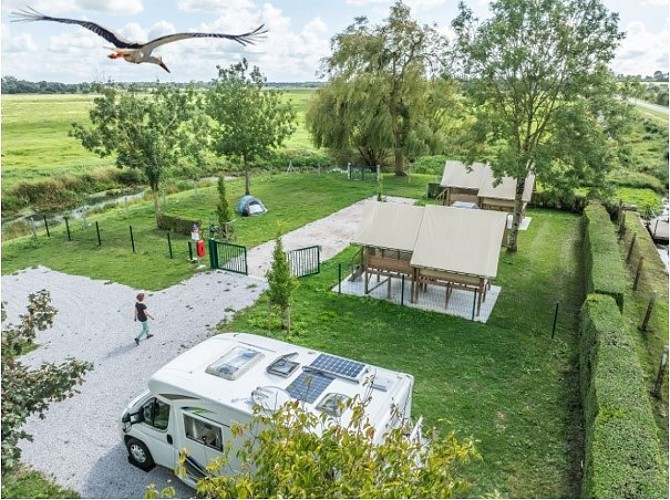 vue aérienne camping avec un camping car et une cigogne