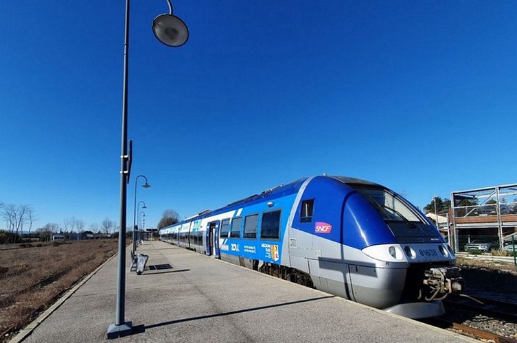 Train régional en gare de Cavaillon