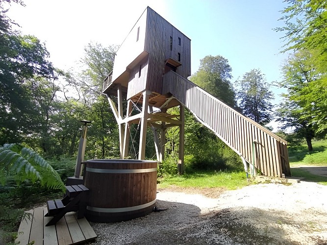 Cabanes dans les arbres à L'Etape en Forêt