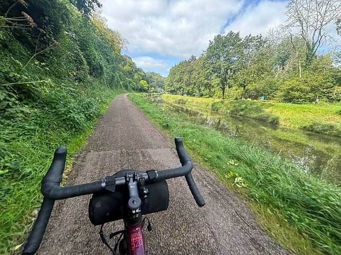 Canal-du-Nivernais-a-velo-Voie-verte-Bourgogne-2