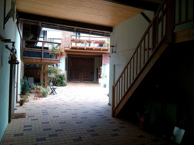 Cour du gîte Les cigognes à Dachstein