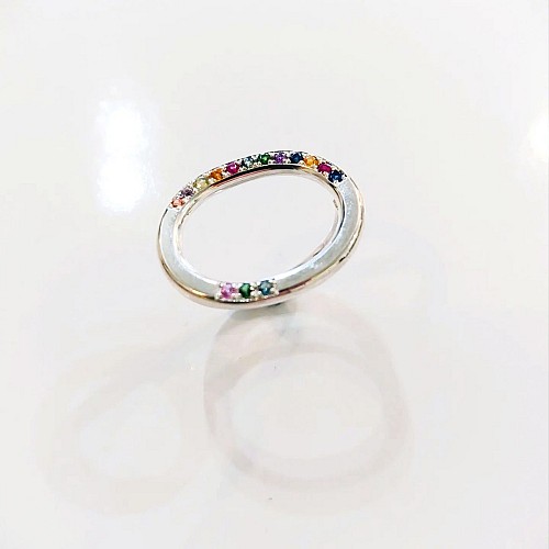 bague en argent et pavages de saphirs de couleurs