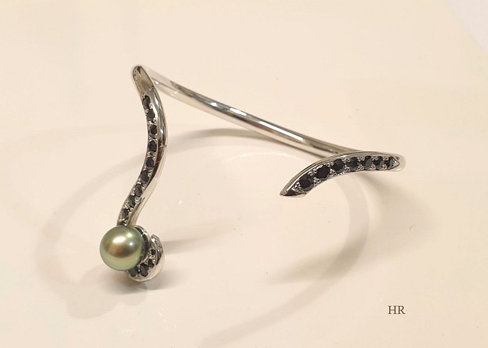 Bracelet en argent, saphirs bleus foncés et perle de Tahiti