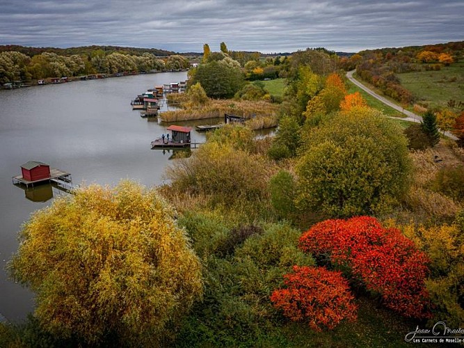 Étang de Hoste et cabanons de pêche
