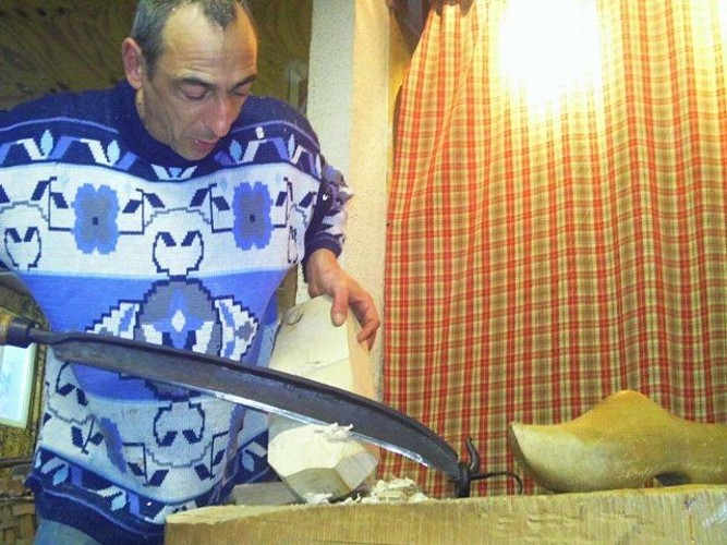 HOLZSCHUH HERSTELLUNG LA SABOTERIE IN LA BRESSE