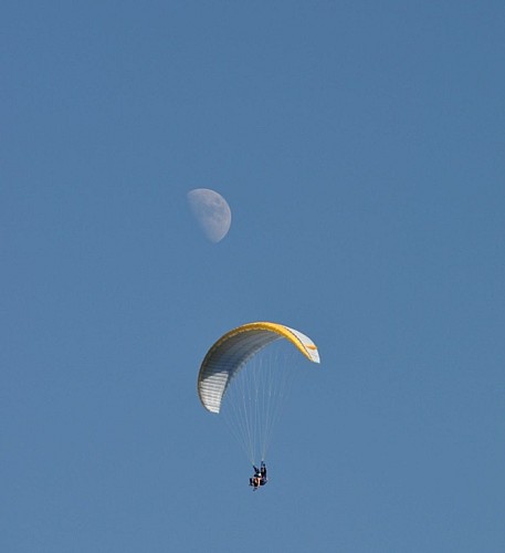 Paragliding mit couleur vent manu tremsal