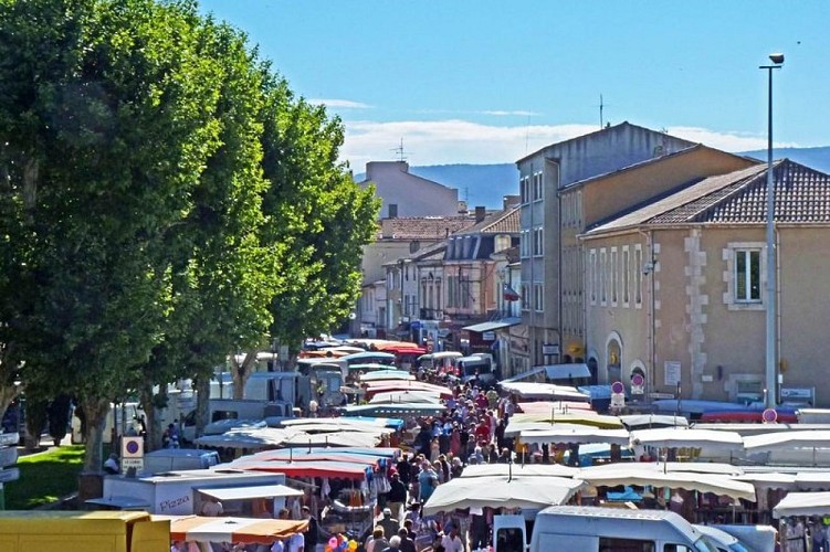 Un lundi, marché hebdomadaire place du Clos