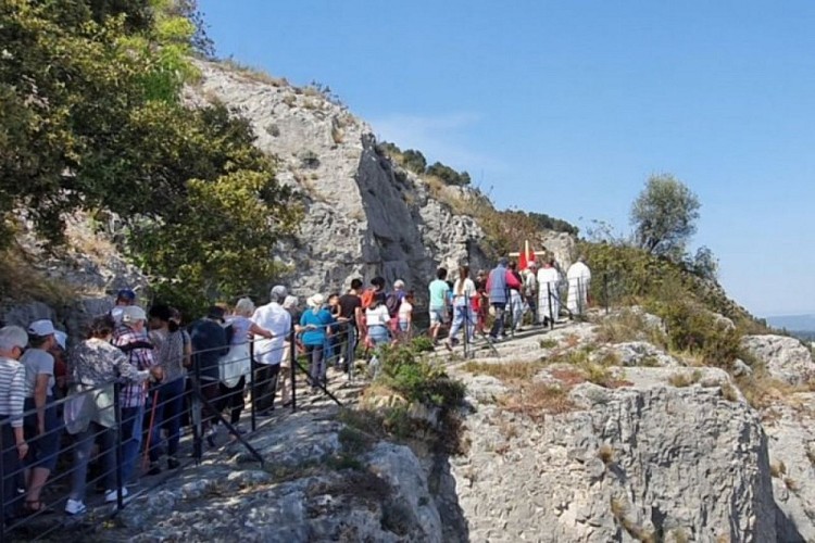 Procession sur la montée César de Bus