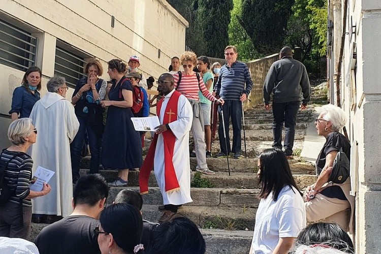 Départ de procession sur la montée César de Bus