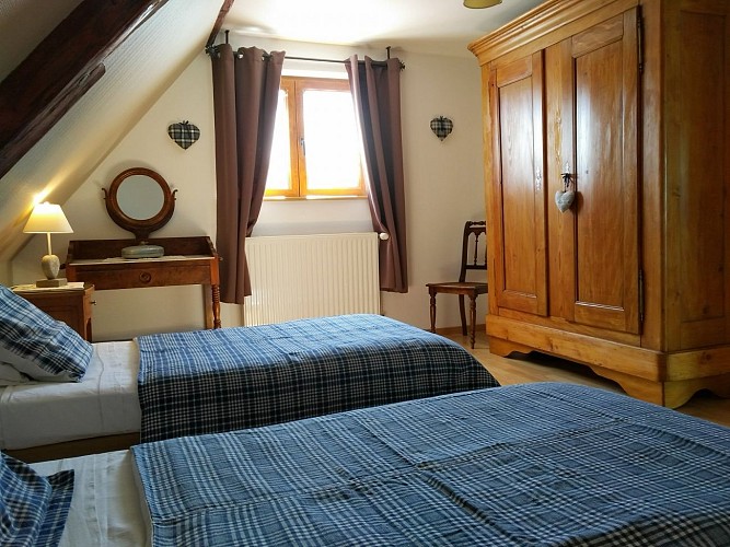 Chambre 2 lits 1 personne avec couettes en kelsch + lit bébé