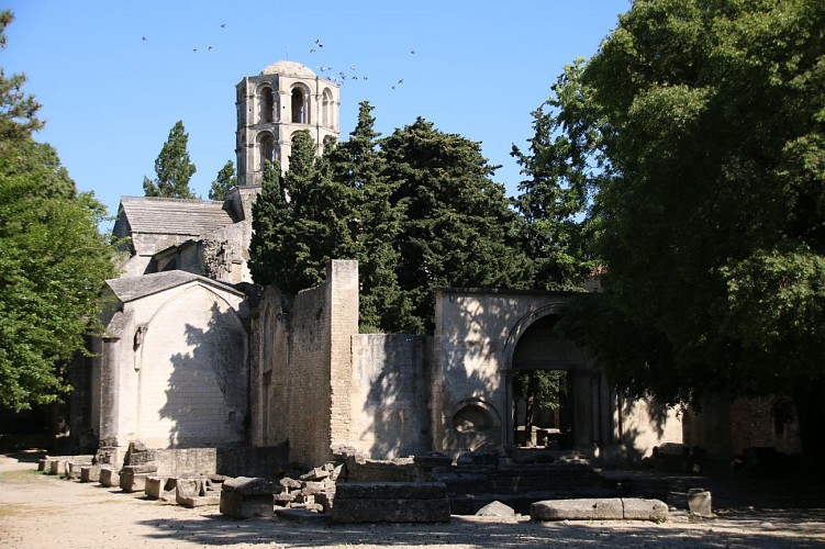 The Alyscamps necropolis and Saint Honnorat church